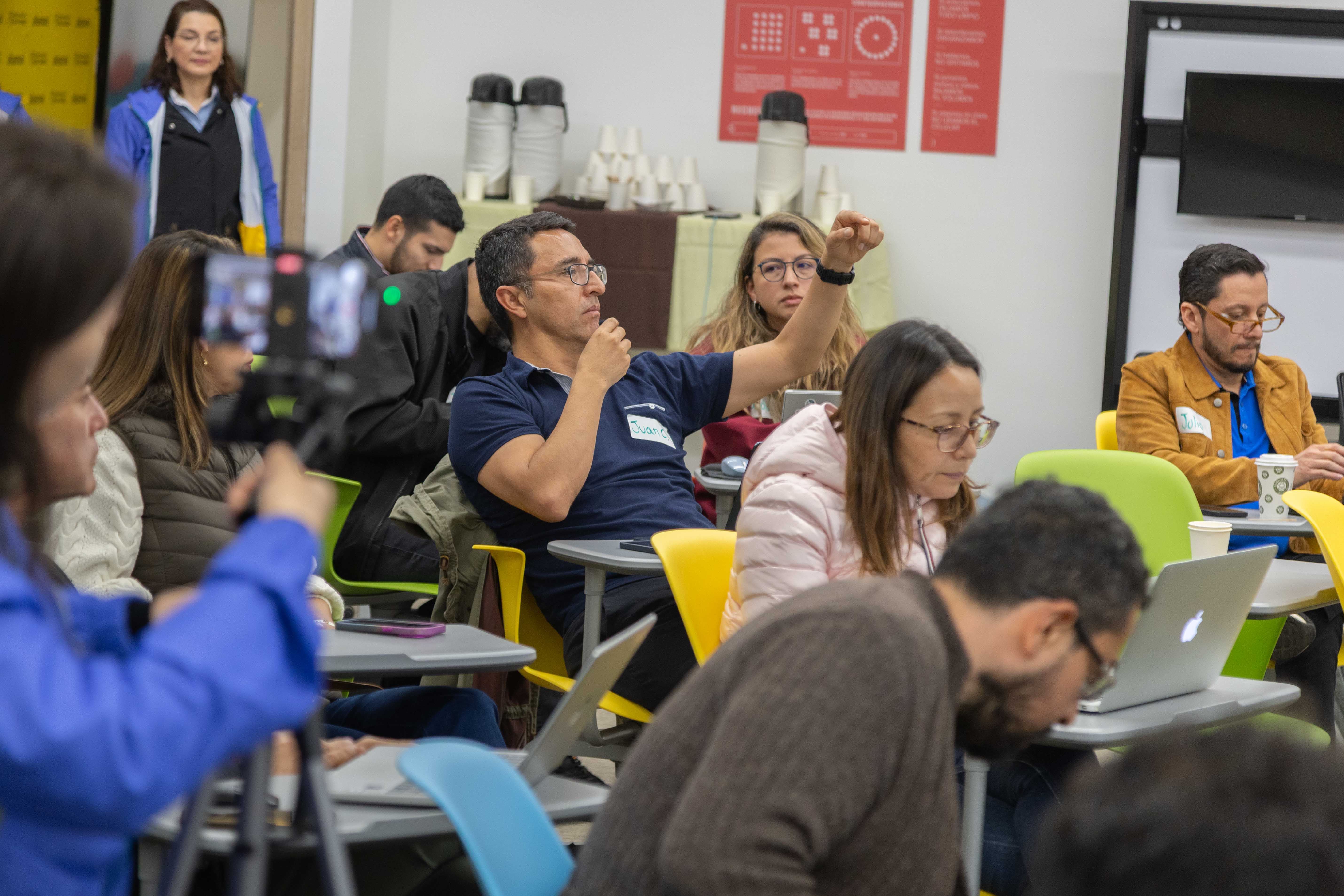 Participante en la charla Agentes Inteligentes con IA