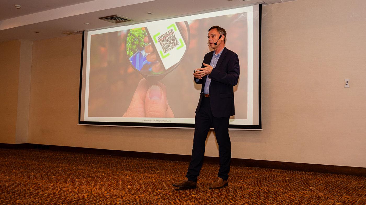 Thomas Eckschmidt en la charla El Espíritu Heroico del emprendedor