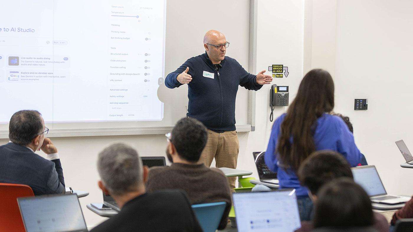 Camilo Serna en la charla Agentes Inteligentes al servicio del emprendedor 