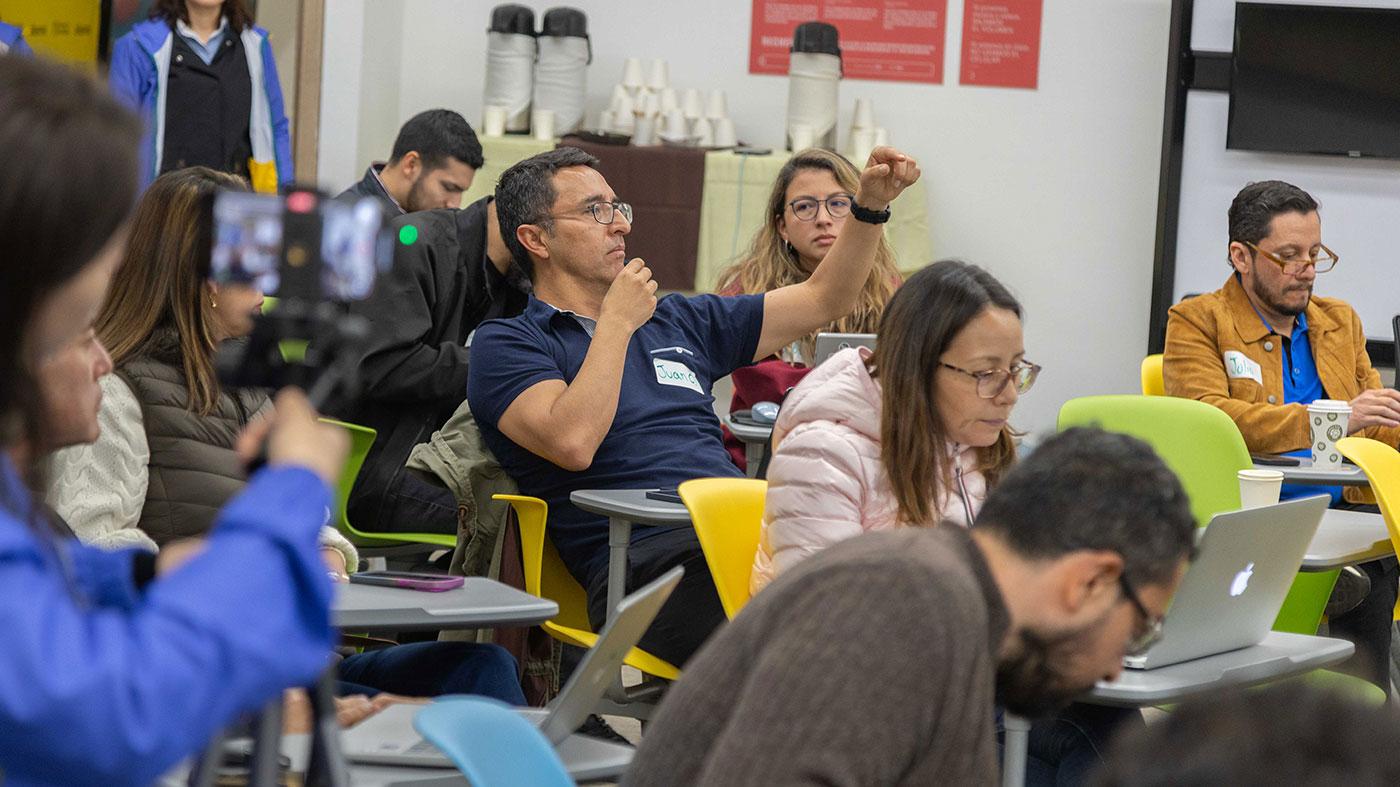 Participante en la charla Agentes Inteligentes con IA